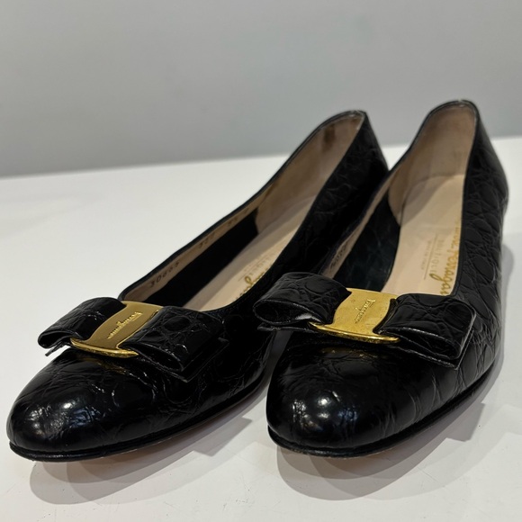 Salvatore Ferragamo Black Croc Embossed Vara Bow Pumps Gold Hardware - Picture 2 of 6